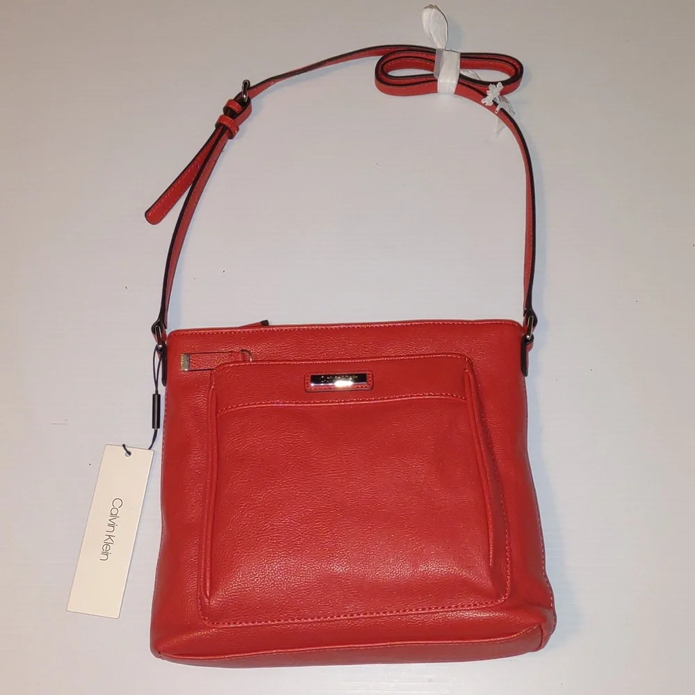 ๐บCALVIN KLEIN R-q Crossbody Bag in Red - Picture 5 of 14